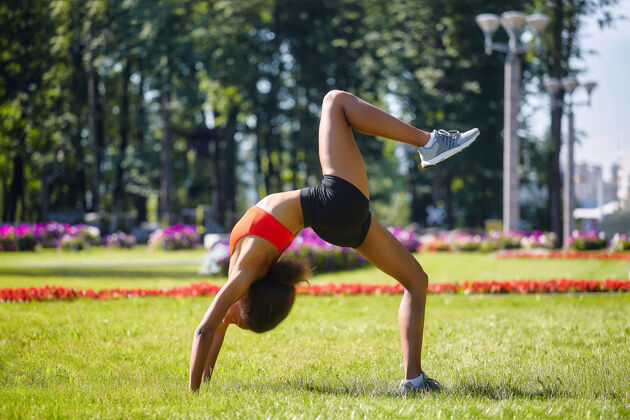 健康年轻的黑皮肤女运动员在户外进行训练户外年轻女人