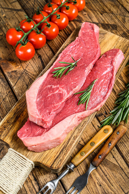 牛肉生的上等牛腰肉盖或皮卡纳牛排在砧板上烹饪屠宰块