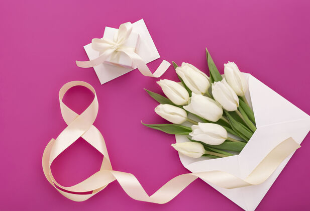 节日一束白郁金香装在信封里 还有8号和礼盒粉色花缎子