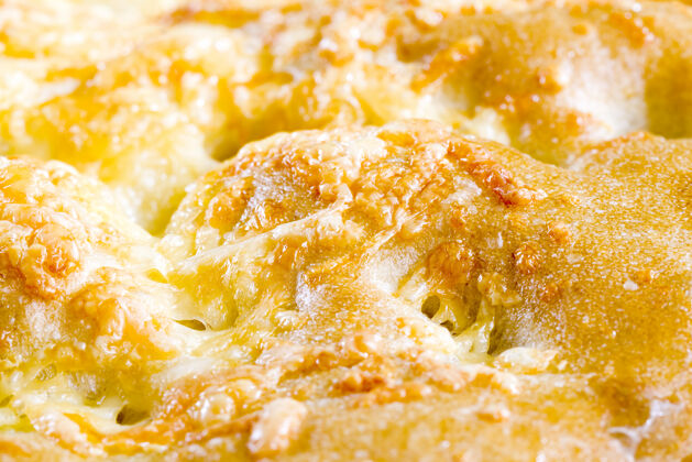 脆小麦玉米饼加上融化在面包上的奶酪小吃玉米美味