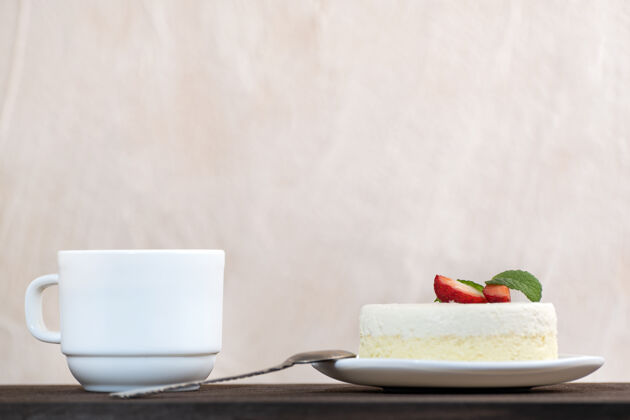 面包房一边是一片蛋糕和一杯咖啡视图.piece用草莓装饰的芝士蛋糕开胃菜馅饼咖啡