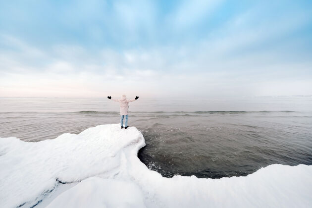 冰冻年 一位游客站在波罗的海岸边冬天冬天波罗的海诸国附近塔林旅行家冬天在海边冬天风景森林