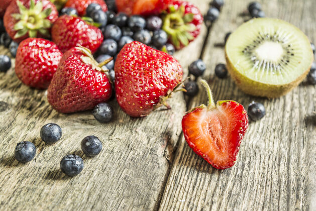 木桌子木制背景上的水果和浆果特写镜头水果浆果木背景