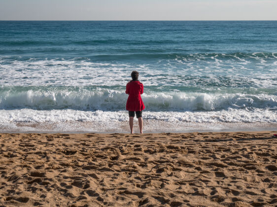 海洋望着大海的女人冥想风景休闲
