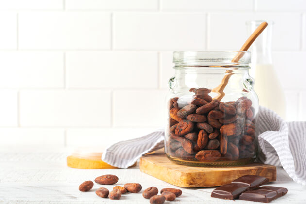 谷物光厨房玻璃罐里的可可豆餐桌烹饪传统烹饪墙巧克力选择性集中芳香有机成熟