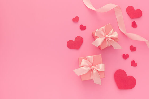 盒子带丝带和红心的粉红色礼盒心节日组成