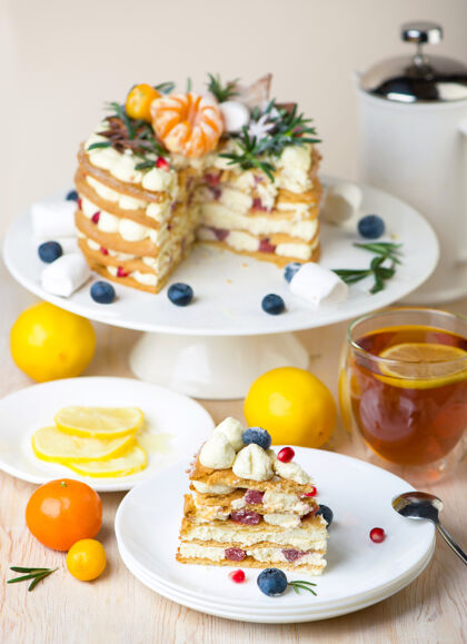 健康蜂蜜蛋糕片放在盘子里 甜点是柠檬茶治疗烘焙背景