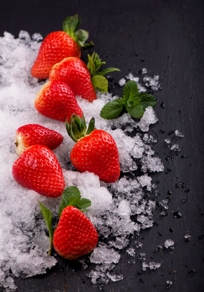 食物草莓 薄荷和冰在黑色背景上水果浆果场合