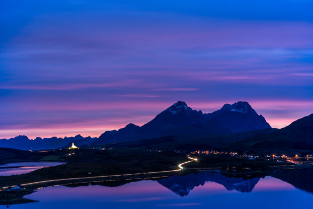 高山景色日落景色与海和山在罗弗顿群岛 挪威户外旅游海洋