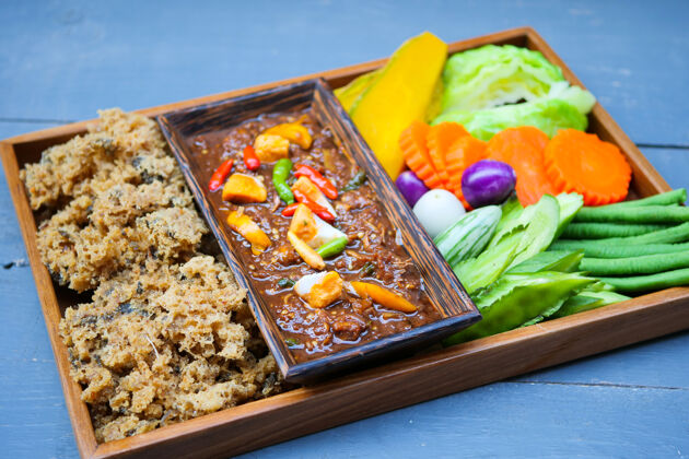 新鲜泰国菜名naamphriklohngreuua（乘船辣椒调味料）是一种发酵虾酱调味料 配以酥脆的油炸毛茸茸的鱼 咸蛋和蔬菜菜肴食物饮食