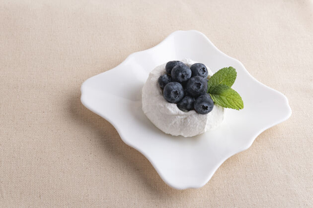 餐厅新鲜蓝莓酥皮蛋糕飞碟浆果甜点.上衣查看水果蓝莓烹饪
