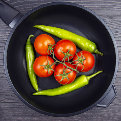 烘焙生蔬菜在烹调前先煎后炖素食餐桌蔬菜