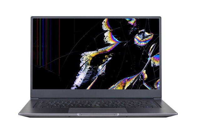 笔记本电脑笔记本电脑的屏幕上有一个破碎的色斑和裂缝 隔离在白色的墙壁上近距离俯视前方显示器裂纹水晶
