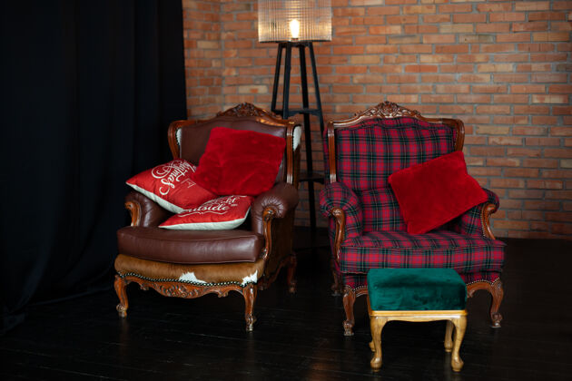卡片房间内部时尚 配有复古扶手椅和红砖墙舒适带地板的装饰客厅阁楼灯客厅的风格墙椅子垃圾