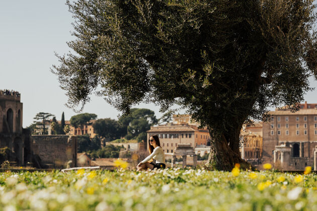 城市在意大利罗马最重要的地标旁边摆姿势的女旅行者考古景观户外
