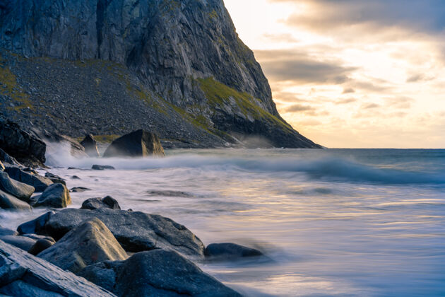 山脉科瓦维卡海滩和山景观 罗弗顿 挪威旅游海岸海洋