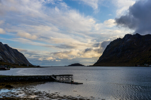 户外风景在skjelfjord 传统渔村在lofoten 挪威挪威山脉旅游