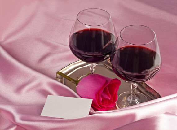 玻璃情人节天礼物盒子 鲜花 酒杯 粉色背景盒子酒精浪漫