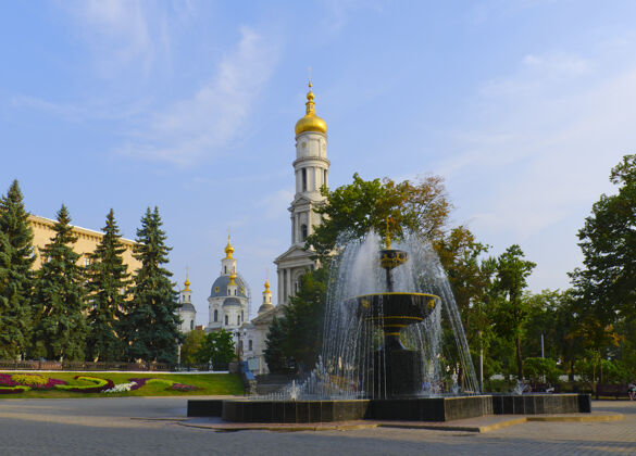 东正教大教堂前广场上的喷泉圣诞树和平地标