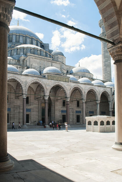 旅游从苏莱曼尼耶清真寺的正门到清真寺清真寺伊斯坦布尔立面