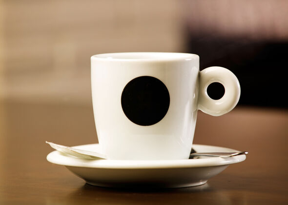 杯子一杯刚煮好的热咖啡 放在木桌上饮料木头咖啡
