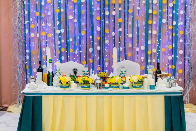 餐巾为新郎新娘装饰的餐厅婚宴桌餐饮服务晚餐