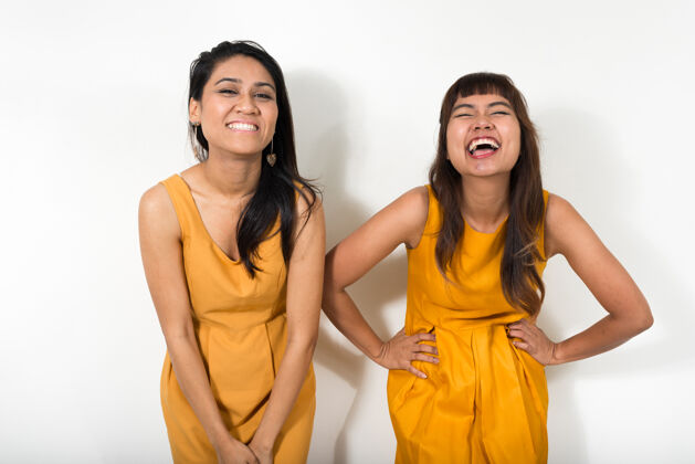 幽默两个年轻的亚洲女人一起对抗白色空间浪漫女同性恋东南