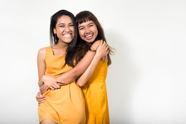 感情两个年轻的亚洲女人一起对抗白色空间女同性恋镜头友谊