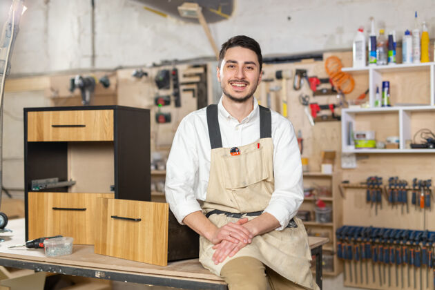 阿拉伯语家具厂 小公司和人的概念-一个微笑的男工画像在家具工艺杂工