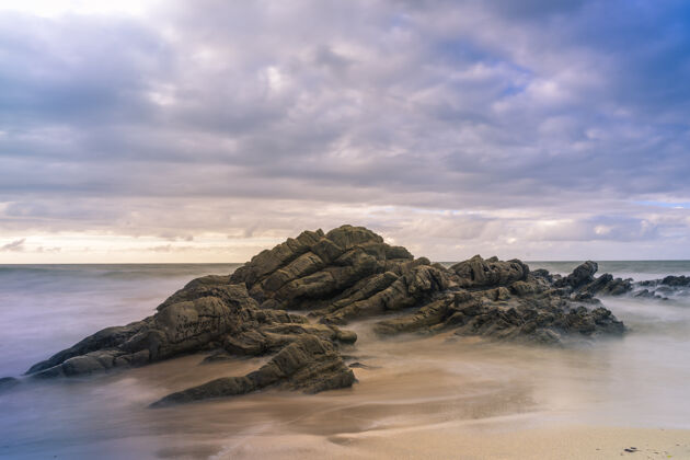 海洋西班牙阿斯图里亚斯有岩石和海水的瑟兰特斯海滩景观水目的地旅游