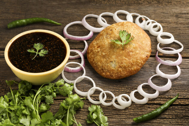 辛辣Kachori是一种来自印度的辛辣小吃 也被拼写为kachauri和kachodi印度菜食物酱汁