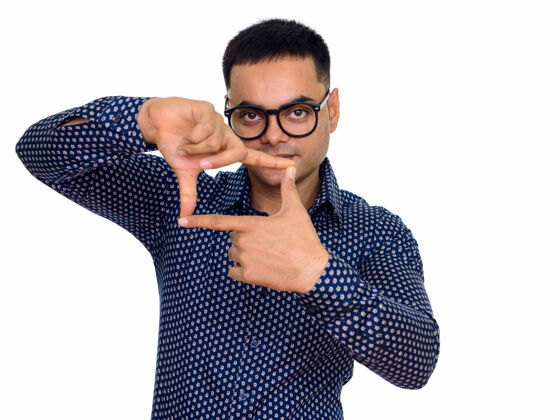 男年轻英俊的印度男人 戴着眼镜 手指与白色空间隔离焦点眼镜印度人