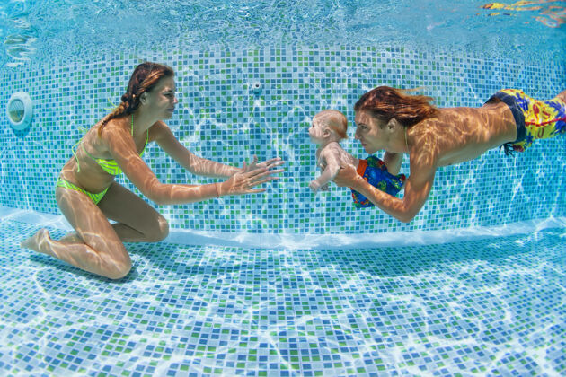 水上运动儿童游泳课-宝宝带着妈妈 爸爸学游泳 在游泳池里潜水年轻水下室内