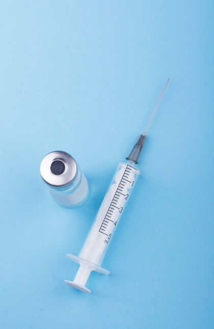 疫苗注射器在桌子上 医疗用品在桌子上健康医院疼痛