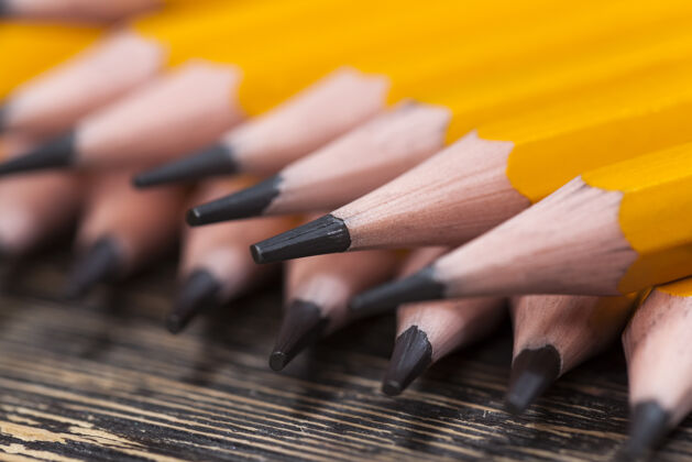 工具普通的黄色木制铅笔和灰色软铅绘图和创意钢笔举办劳动