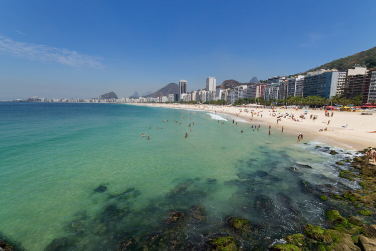 海滩巴西里约热内卢的科帕卡巴纳海滩绿水青山度假游泳里约热内卢