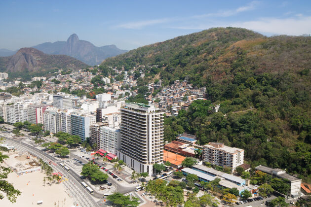 风景鸟瞰建筑物和贫民窟在巴西里约热内卢海洋航空里约热内卢