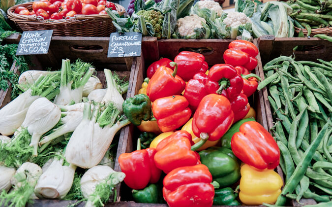 杂货当地市场上陈列的成熟蔬菜自然蔬菜蔬菜