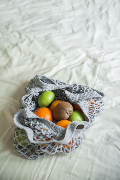 消费者灰色网袋黄色橙子特写和复制太空手工制作纺织品环保袋纺织品空零浪费