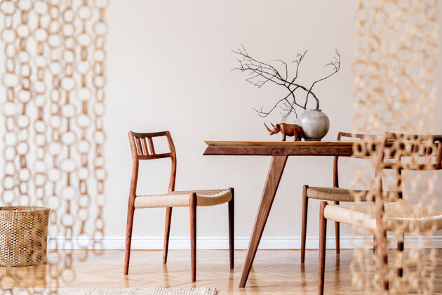 餐厅现代餐厅的时尚米色室内设计有木制橡木桌椅 花瓶和鲜花 优雅的藤条配件和装饰韩国风格的家居装饰无人木头地板