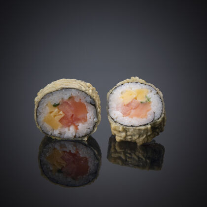食物日本卷在灰黑色背景上米饭日式海鲜