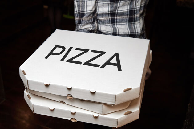 盒子准备送货的封闭式披萨盒地中海比萨店美食