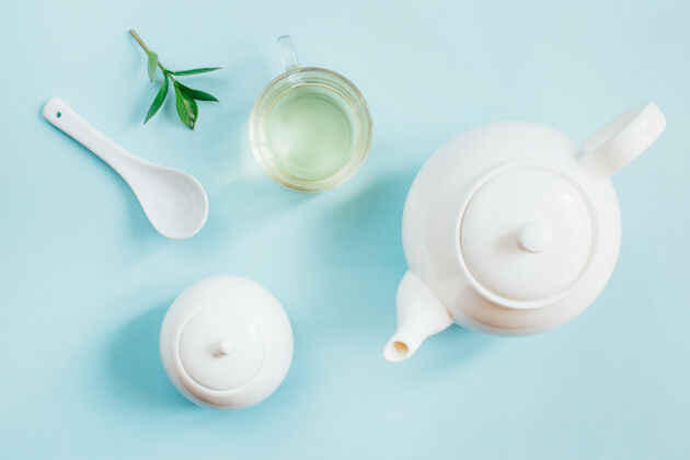 糖碗一套茶具的俯视图茶壶糖碗杯上有茶水蓝色的表面白茶壶茶具茶