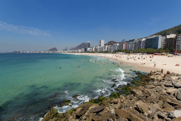 建筑巴西里约热内卢的科帕卡巴纳海滩绿水青山风景海滩美丽