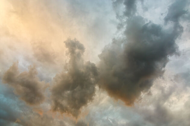 天空俄罗斯日落时拍摄的云彩天空气候黎明太阳