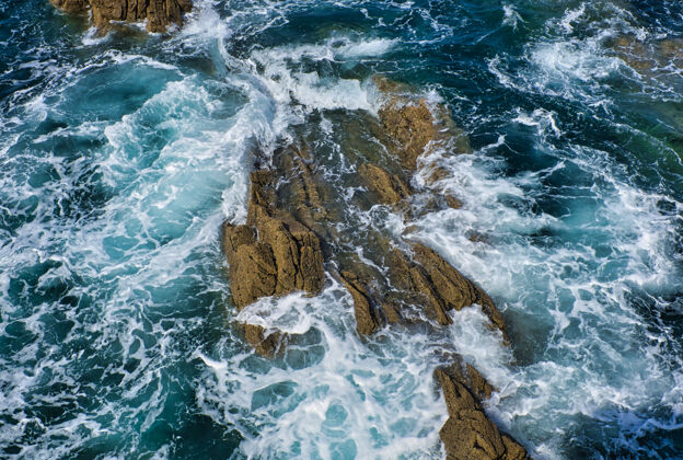 岩石海水和岩石的鸟瞰图海洋海洋波浪