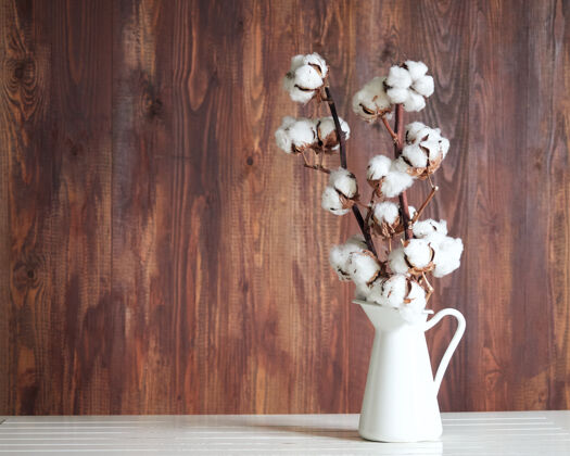 花束白色桌子上白色罐子里的棉花花花卉纺织品棉花