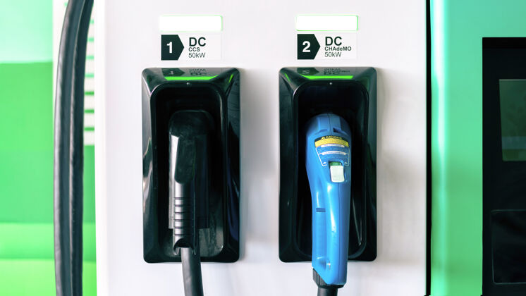 城市生活电动汽车充电器与两个插入式服务手能源