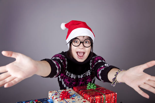 圣诞节戴着圣诞眼镜的滑稽女孩礼品工作室射击帽子乐趣包装