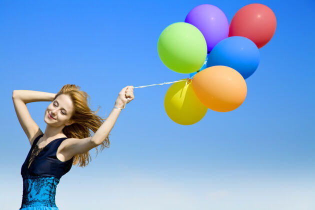 情感红发女孩带着彩色气球在蓝天上绿色自由早午餐